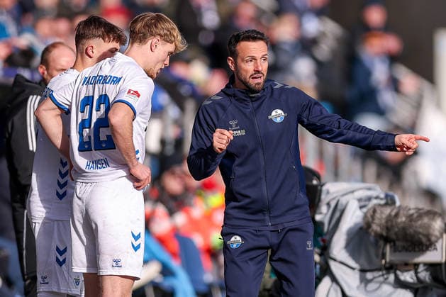 15 02 2026, Football, VfL Bochum SC Paderborn 07, 2 Fußball Bundesliga, 22 Matchday, Vonovia Ruhrstadion, Season 2025 2026 Head coach Ralf Kettemann SC Paderborn hc gesticulating on the sidelines next to Mattes Hansen SC Paderborn 22 DFB regulations prohibit any use of photographs as image sequences and or quasi video Nordrhein Westfalen Germany