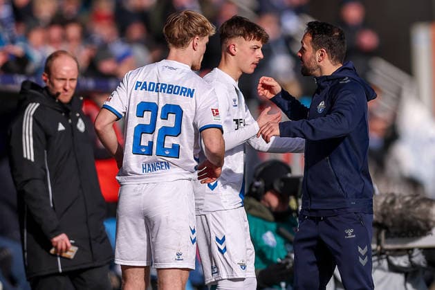 15 02 2026, Football, VfL Bochum SC Paderborn 07, 2 Fußball Bundesliga, 22 Matchday, Vonovia Ruhrstadion, Season 2025 2026 Head coach Ralf Kettemann SC Paderborn hc gesticulating on the sidelines next to Mattes Hansen SC Paderborn 22 DFB regulations prohibit any use of photographs as image sequences and or quasi video Nordrhein Westfalen Germany