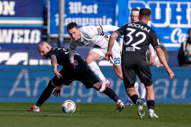 15 02 2026, Football, VfL Bochum SC Paderborn 07, 2 Fußball Bundesliga, 22 Matchday, Vonovia Ruhrstadion, Saison 2025 2026 Tjark Scheller SC Paderborn 25 in duel against Philipp Hofmann VfL Bochum 33 Maximilian Wittek VfL Bochum 32 DFB regulations prohibit any use of photographs as image sequences and or quasi video Nordrhein Westfalen Germany