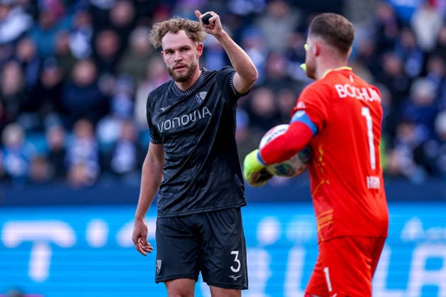 15 02 2026, Football, VfL Bochum SC Paderborn 07, 2 Fußball Bundesliga, 22 Matchday, Vonovia Ruhrstadion, Season 2025 2026 Philipp Strompf VfL Bochum 03 next to goalkeeper Markus Schubert SC Paderborn 01 DFB regulations prohibit any use of photographs as image sequences and or quasi video North Rhine-Westphalia Germany