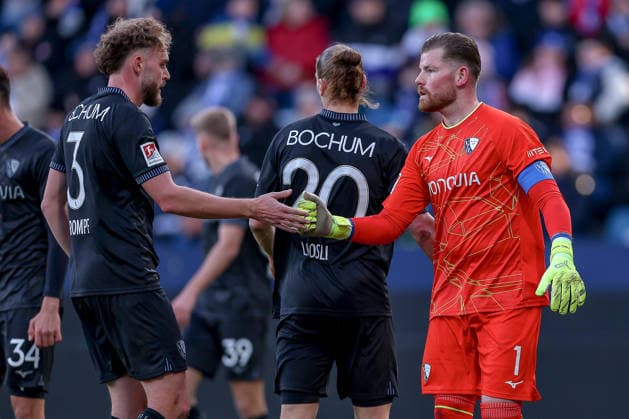 15 02 2026, Football, VfL Bochum SC Paderborn 07, 2 Fußball Bundesliga, 22 Matchday, Vonovia Ruhrstadion, Season 2025 2026 Philipp Strompf VfL Bochum 03 claps his hands together with goalkeeper Timo Horn VfL Bochum 01 DFB regulations prohibit any use of photographs as image sequences and or quasi video Nordrhein Westfalen Germany
