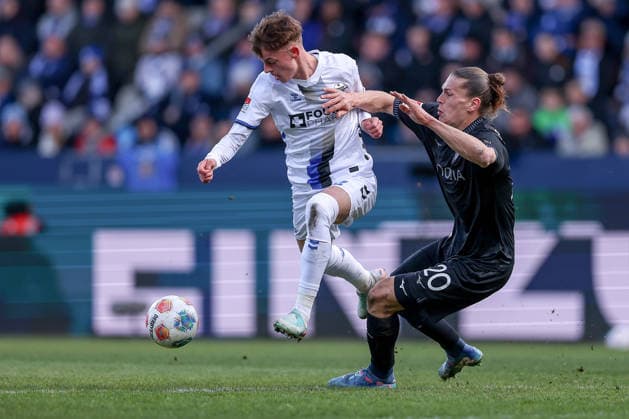 15 02 2026, Football, VfL Bochum SC Paderborn 07, 2 Fußball Bundesliga, 22 Matchday, Vonovia Ruhrstadion, Saison 2025 2026 Ruben Müller SC Paderborn 02 in duel against Noah Loosli VfL Bochum 20 DFB regulations prohibit any use of photographs as image sequences and or quasi video Nordrhein Westfalen Germany
