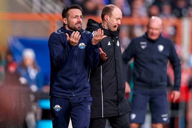 15 02 2026, Football, VfL Bochum SC Paderborn 07, 2 Fußball Bundesliga, 22 Matchday, Vonovia Ruhrstadion, Season 2025 2026 Head coach Ralf Kettemann SC Paderborn hc gesticulating on the sidelines DFB regulations prohibit any use of photographs as image sequences and or quasi video Nordrhein Westfalen Germany