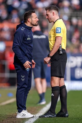 15 02 2026, Football, VfL Bochum SC Paderborn 07, 2 Fußball Bundesliga, 22 Matchday, Vonovia Ruhrstadion, Season 2025 2026 Head coach Ralf Kettemann SC Paderborn hc gesticulating on the sidelines next to referee Tom Bauer Yellow card DFB regulations prohibit any use of photographs as image sequences and or quasi video North Rhine-Westphalia Germany