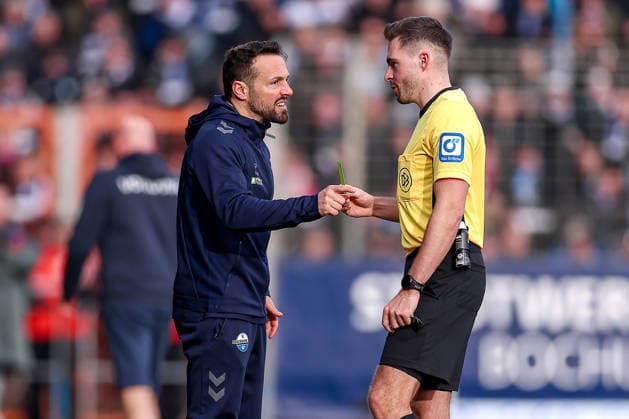 15 02 2026, Football, VfL Bochum SC Paderborn 07, 2 Fußball Bundesliga, 22 Matchday, Vonovia Ruhrstadion, Season 2025 2026 Head coach Ralf Kettemann SC Paderborn hc gesticulating on the sidelines next to referee Tom Bauer Yellow card DFB regulations prohibit any use of photographs as image sequences and or quasi video North Rhine-Westphalia Germany