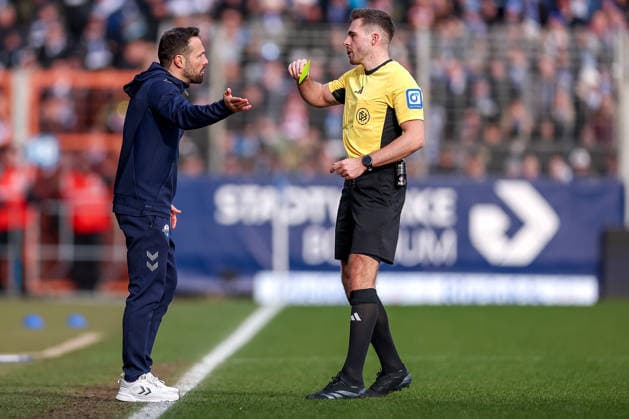 15 02 2026, Football, VfL Bochum SC Paderborn 07, 2 Fußball Bundesliga, 22 Matchday, Vonovia Ruhrstadion, Season 2025 2026 Head coach Ralf Kettemann SC Paderborn hc gesticulating on the sidelines next to referee Tom Bauer Yellow card DFB regulations prohibit any use of photographs as image sequences and or quasi video North Rhine-Westphalia Germany