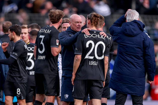 15 02 2026, Football, VfL Bochum SC Paderborn 07, 2 Fußball Bundesliga, 22 Matchday, Vonovia Ruhrstadion, Season 2025 2026 Head coach Uwe Rösler VfL Bochum hc alongside Noah Loosli VfL Bochum 20 Philipp Strompf VfL Bochum 03 DFB regulations prohibit any use of photographs as image sequences and or quasi video Nordrhein Westfalen Germany