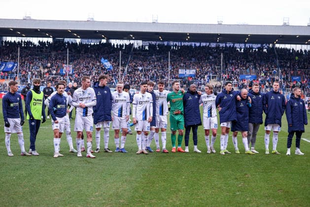 15 02 2026, Football, VfL Bochum SC Paderborn 07, 2 Fußball Bundesliga, 22 Matchday, Vonovia Ruhrstadion, Season 2025 2026 Mixed feelings among the players after the 0 0 draw The Paderborn team thanks the fans in the stadium DFB regulations prohibit any use of photographs as image sequences and or quasi video North Rhine-Westphalia Germany