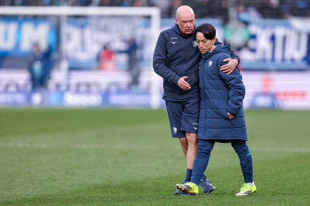15 02 2026, Football, VfL Bochum SC Paderborn 07, 2 Fußball Bundesliga, 22 Matchday, Vonovia Ruhrstadion, Season 2025 2026 Head coach Uwe Rösler VfL Bochum hc next to Koji Miyoshi VfL Bochum 23 after the match comforting each other DFB regulations prohibit any use of photographs as image sequences and or quasi video North Rhine-Westphalia Germany