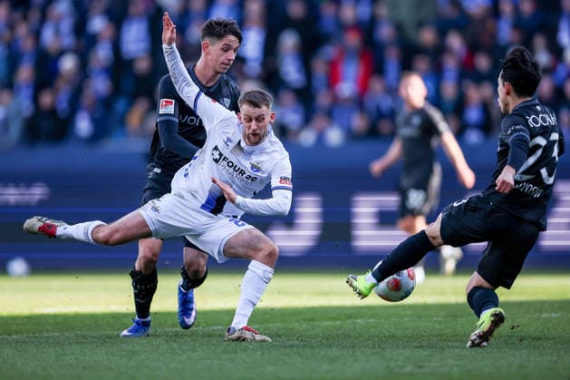 15 02 2026, Football, VfL Bochum SC Paderborn 07, 2 Fußball Bundesliga, 22 Matchday, Vonovia Ruhrstadion, Saison 2025 2026 Sebastian Klaas SC Paderborn 26 in duel against Cajetan Lenz VfL Bochum 34 Koji Miyoshi VfL Bochum 23 DFB regulations prohibit any use of photographs as image sequences and or quasi video Nordrhein Westfalen Germany