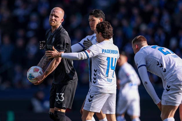 15 02 2026, Football, VfL Bochum SC Paderborn 07, 2 Fußball Bundesliga, 22 Matchday, Vonovia Ruhrstadion, Season 2025 2026 Mika Baur SC Paderborn 14 Santiago Castaneda SC Paderborn 05 gesticulating on the pitch next to Philipp Hofmann VfL Bochum 33 DFB regulations prohibit any use of photographs as image sequences and or quasi video Nordrhein Westfalen Germany