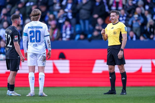 15 02 2026, Football, VfL Bochum SC Paderborn 07, 2 Fußball Bundesliga, 22 Matchday, Vonovia Ruhrstadion, Season 2025 2026 Referee Tom Bauer explains the VAR video evidence offside before handball DFB regulations prohibit any use of photographs as image sequences and or quasi video North Rhine-Westphalia Germany