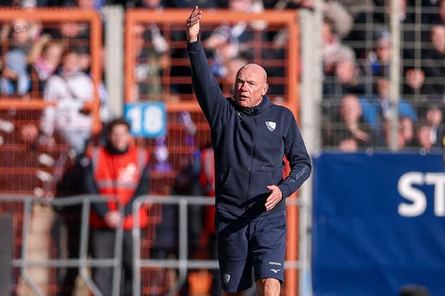 15 02 2026, Football, VfL Bochum SC Paderborn 07, 2 Fußball Bundesliga, 22 Matchday, Vonovia Ruhrstadion, Season 2025 2026 Head coach Uwe Rösler VfL Bochum hc gesticulating on the sidelines DFB regulations prohibit any use of photographs as image sequences and or quasi video Nordrhein Westfalen Germany