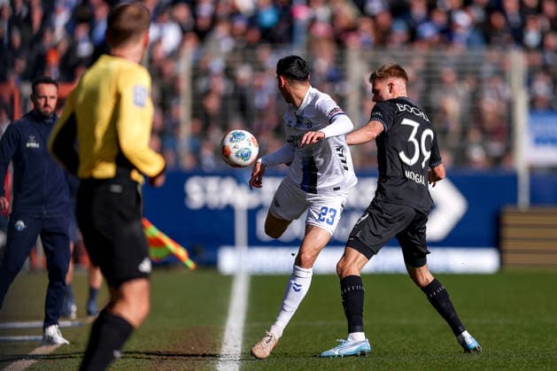 15 02 2026, Football, VfL Bochum SC Paderborn 07, 2 Fußball Bundesliga, 22 Matchday, Vonovia Ruhrstadion, Saison 2025 2026 Raphael Obermair SC Paderborn 23 in duel against Leandro Morgalla VfL Bochum 39 DFB regulations prohibit any use of photographs as image sequences and or quasi video Nordrhein Westfalen Germany