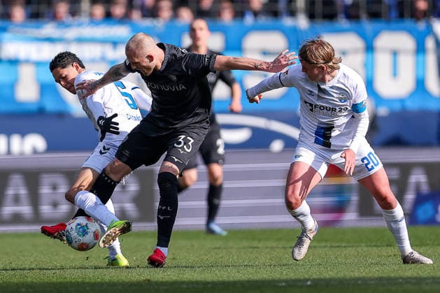 15 02 2026, Football, VfL Bochum SC Paderborn 07, 2 Fußball Bundesliga, 22 Matchday, Vonovia Ruhrstadion, Saison 2025 2026 Philipp Hofmann VfL Bochum 33 in duel against Santiago Castaneda SC Paderborn 05 Felix Götze SC Paderborn 20 DFB regulations prohibit any use of photographs as image sequences and or quasi video Nordrhein Westfalen Germany