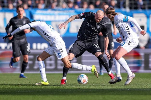 15 02 2026, Football, VfL Bochum SC Paderborn 07, 2 Fußball Bundesliga, 22 Matchday, Vonovia Ruhrstadion, Saison 2025 2026 Philipp Hofmann VfL Bochum 33 in duel against Santiago Castaneda SC Paderborn 05 Felix Götze SC Paderborn 20 DFB regulations prohibit any use of photographs as image sequences and or quasi video Nordrhein Westfalen Germany