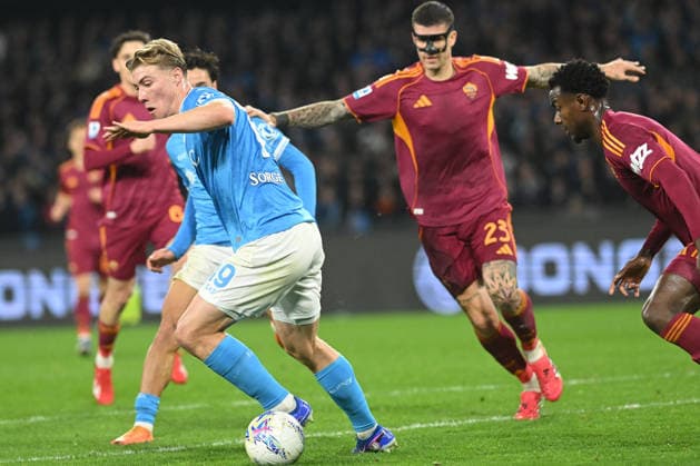 CALCIO - Serie A - SSC Napoli vs AS Roma Rasmus Hojlund of SSC Napoli competes for the ball with Gianluca Mancini of AS roma during the Serie A Enelive match between SSC Napoli vs AS Roma :Danilo Gemito Live Photo Naples Italy  Copyright: xIPAxSport ABACAx