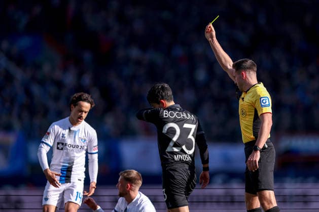 15 02 2026, Football, VfL Bochum SC Paderborn 07, 2 Fußball Bundesliga, 22 Matchday, Vonovia Ruhrstadion, Season 2025 2026 Referee Tom Bauer shows Koji Miyoshi VfL Bochum 23 yellow card DFB regulations prohibit any use of photographs as image sequences and or quasi video North Rhine-Westphalia Germany