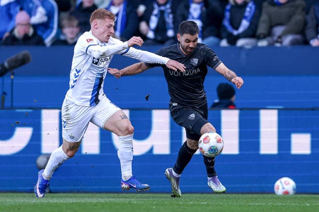 15 02 2026, Football, VfL Bochum SC Paderborn 07, 2 Fußball Bundesliga, 22 Matchday, Vonovia Ruhrstadion, Saison 2025 2026 Laurin Curda SC Paderborn 17 in duel against Gerrit Holtmann VfL Bochum 17 DFB regulations prohibit any use of photographs as image sequences and or quasi video Nordrhein Westfalen Germany