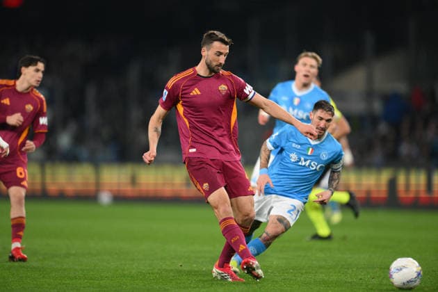 CALCIO - Serie A - SSC Napoli vs AS Roma Bryan Cristante of AS Roma under pressure from Matteo Politano of SSC Napoli during the match of 25th day of the Serie A Championship between S.S.C. Napoli and A.S.Roma at the Maradona Stadium on Feb 15, 2026 in Naples, Italy. during SSC Napoli vs AS Roma, Italian soccer Serie A match in Naples, Italy, February 15 2026 Naples Italy  Copyright: xIPAxSport ABACAx