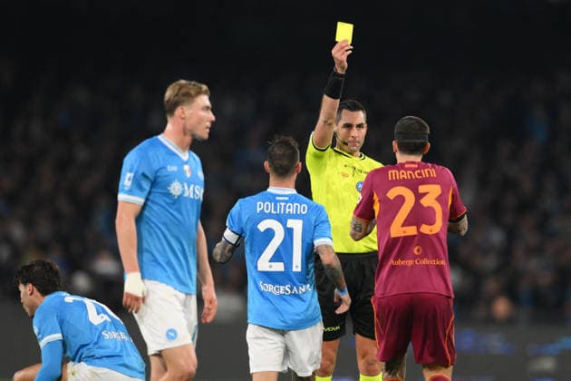 CALCIO - Serie A - SSC Napoli vs AS Roma referee Andrea Colombo issues a yellow card to Gianluca Mancini of AS Roma during the match of 25th day of the Serie A Championship between S.S.C. Napoli and A.S.Roma at the Maradona Stadium on Feb 15, 2026 in Naples, Italy. during SSC Napoli vs AS Roma, Italian soccer Serie A match in Naples, Italy, February 15 2026 Naples Italy  Copyright: xIPAxSport ABACAx