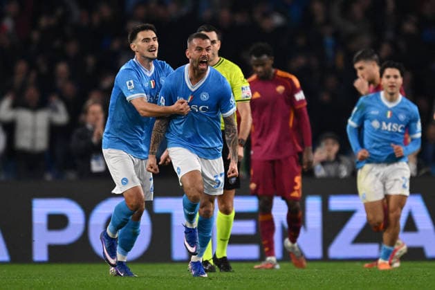 CALCIO - Serie A - SSC Napoli vs AS Roma Leonardo Spinazzola of S.S.C. Napoli celebrates after scoring the goal of 1-1 during the 25th day of the Serie A Championship between S.S.C. Napoli and A.S. Roma at the Diego Armando Maradona Stadium on February 15, 2026 in Naples, Italy. Naples Italy  Copyright: xIPAxSport ABACAx