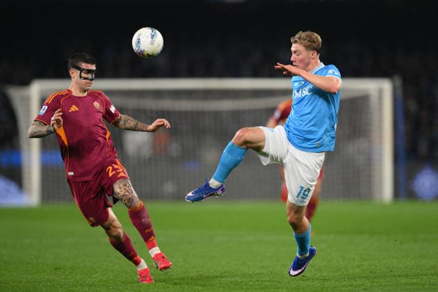 CALCIO - Serie A - SSC Napoli vs AS Roma Rasmus Hojlund of SSC Napoli under pressure from Gianluca Mancini of AS Roma during the match of 25th day of the Serie A Championship between S.S.C. Napoli and A.S.Roma at the Maradona Stadium on Feb 15, 2026 in Naples, Italy. during SSC Napoli vs AS Roma, Italian soccer Serie A match in Naples, Italy, February 15 2026 Naples Italy  Copyright: xIPAxSport ABACAx