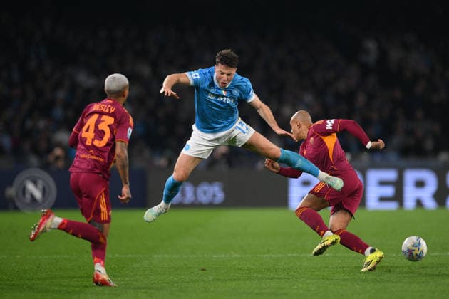 CALCIO - Serie A - SSC Napoli vs AS Roma Amir Rrahmani of SSC Napoli under pressure from Donyell Malen of AS Roma during the match of 25th day of the Serie A Championship between S.S.C. Napoli and A.S.Roma at the Maradona Stadium on Feb 15, 2026 in Naples, Italy. during SSC Napoli vs AS Roma, Italian soccer Serie A match in Naples, Italy, February 15 2026 Naples Italy  Copyright: xIPAxSport ABACAx