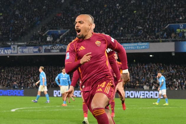 CALCIO - Serie A - SSC Napoli vs AS Roma Donyell Malen of AS Roma celebrates after scoring goal in the 71th minute for 1-2 during the match of 25th day of the Serie A Championship between S.S.C. Napoli and A.S.Roma at the Maradona Stadium on Feb 15, 2026 in Naples, Italy. during SSC Napoli vs AS Roma, Italian soccer Serie A match in Naples, Italy, February 15 2026 Naples Italy  Copyright: xIPAxSport ABACAx