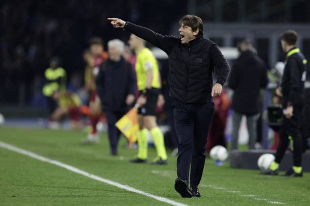 CALCIO - Serie A - SSC Napoli vs AS Roma Napoli s Italian coach Antonio Conte gesticulate during the Serie A football match between SSC Napoli and AS Roma at the Diego Armando Maradona Stadium in Naples, February 15, 2026. Naples Italy  Copyright: xIPAxSport ABACAx