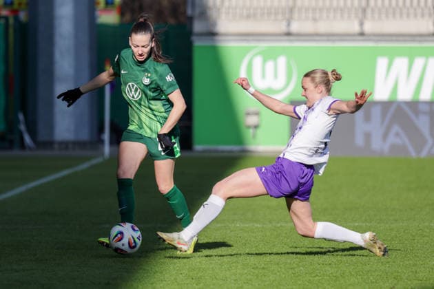 15 02 2026, xgrfx, Soccer Google Pixel Women Bundesliga, VfL Wolfsburg SGS Essen v l Joelle Wedemeyer VfL Wolfsburg , Paula Flach SGS Essen DFL DFB REGULATIONS PROHIBIT ANY USE OF PHOTOGRAPHS as IMAGE SEQUENCES and or QUASI VIDEO Wolfsburg