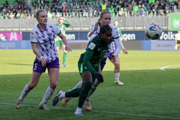 15 02 2026, xgrfx, Soccer Google Pixel Women Bundesliga, VfL Wolfsburg SGS Essen v l Leonie Köpp SGS Essen , Lineth Beerensteyn VfL Wolfsburg DFL DFB REGULATIONS PROHIBIT ANY USE OF PHOTOGRAPHS as IMAGE SEQUENCES and or QUASI VIDEO Wolfsburg