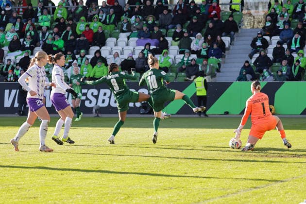 15 02 2026, xgrfx, Soccer Google Pixel Women Bundesliga, VfL Wolfsburg SGS Essen v l Lineth Beerensteyn, Svenja Huth VfL Wolfsburg , Kim Sindermann SGS Essen DFL DFB REGULATIONS PROHIBIT ANY USE OF PHOTOGRAPHS as IMAGE SEQUENCES and or QUASI VIDEO Wolfsburg