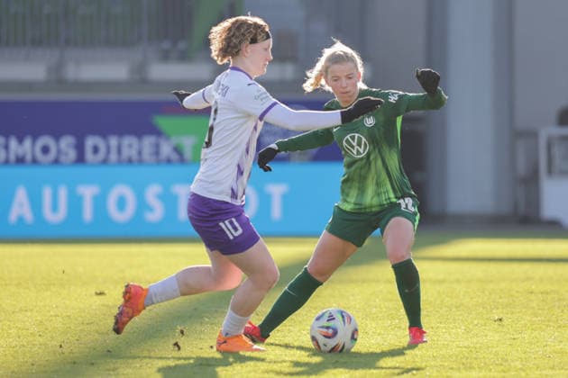 15 02 2026, xgrfx, Soccer Google Pixel Women Bundesliga, VfL Wolfsburg SGS Essen v l Natasha Kowalski SGS Essen , Justine Kielland VfL Wolfsburg DFL DFB REGULATIONS PROHIBIT ANY USE OF PHOTOGRAPHS as IMAGE SEQUENCES and or QUASI VIDEO Wolfsburg