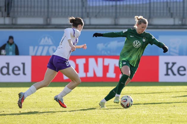 15 02 2026, xgrfx, Soccer Google Pixel Women Bundesliga, VfL Wolfsburg SGS Essen v l Teresa Buonarroti SGS Essen , Alexandra Popp VfL Wolfsburg DFL DFB REGULATIONS PROHIBIT ANY USE OF PHOTOGRAPHS as IMAGE SEQUENCES and or QUASI VIDEO Wolfsburg