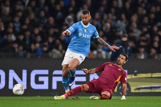CALCIO - Serie A - SSC Napoli vs AS Roma Leonardo Spinazzola of S.S.C. Napoli and Zeki Celik of A.S. Roma are in action during the 25th day of the Serie A Championship between S.S.C. Napoli and A.S. Roma at the Diego Armando Maradona Stadium on February 15, 2026 in Naples, Italy. Naples Italy  Copyright: xIPAxSport ABACAx