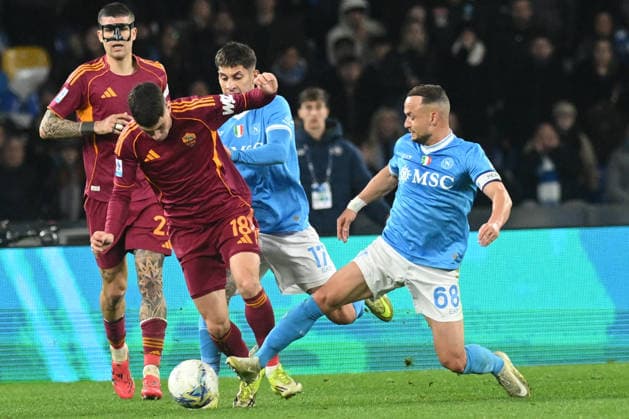 CALCIO - Serie A - SSC Napoli vs AS Roma Stanislav Lobotka of SSC Napoli competes for the ball with Matias Soule of AS Roma during the Serie A Enelive SSC Napoli vs AS Roma match between SSC Napoli vs AS Roma :Danilo Gemito Live Photo Naples Italy  Copyright: xIPAxSport ABACAx