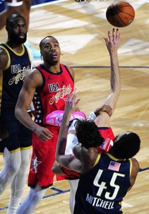 (260216) -- LOS ANGELES, Feb. 16, 2026 -- USA Stars Chet Holmgren (2nd R) falls during the NBA, Basketball Herren, USA All Star Game between Team USA Stripes and Team USA Stars in Los Angeles, the United States, Feb. 15, 2026. ) (SP)U.S.-LOS ANGELES-BASKETBALL-NBA-ALL STAR GAME WuxXiaoling 