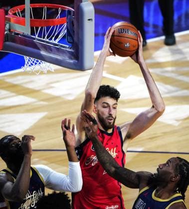 (260216) -- LOS ANGELES, Feb. 16, 2026 -- USA Stars Chet Holmgren (top) competes during the NBA, Basketball Herren, USA All Star Game between Team USA Stripes and Team USA Stars in Los Angeles, the United States, Feb. 15, 2026. ) (SP)U.S.-LOS ANGELES-BASKETBALL-NBA-ALL STAR GAME WuxXiaoling 