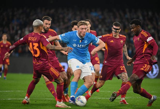 (260216) -- NAPLES, Feb. 16, 2026 -- Napoli s Rasmus Hojlund (C) vies with Roma s Lima Wesley (L) , Bryan Cristante (2nd L), Gianluca Mancini (2nd R) and Evan Ndicka during a Serie A soccer match between Napoli and Roma in Naples, Italy, Feb. 15, 2026. (Photo by Xinhua) (SP)ITALY-NAPLES-FOOTBALL-SERIE A-NAPOLI VS ROMA AlbertoxLingria 