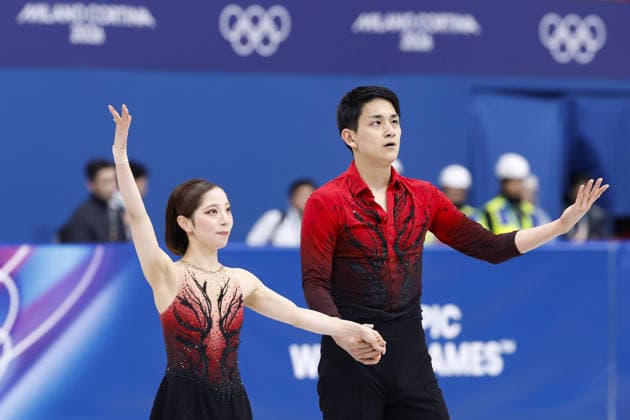 Milan Cortina Olympics: Figure skating, Eiskunstlauf Riku Miura (L) and Ryuichi Kihara of Japan acknowledge the crowd after performing in the pairs figure skating short program at the Milan Cortina Olympics at Milano Ice Skating Arena in Milan on Feb. 15, 2026.  A14AA0005291311P