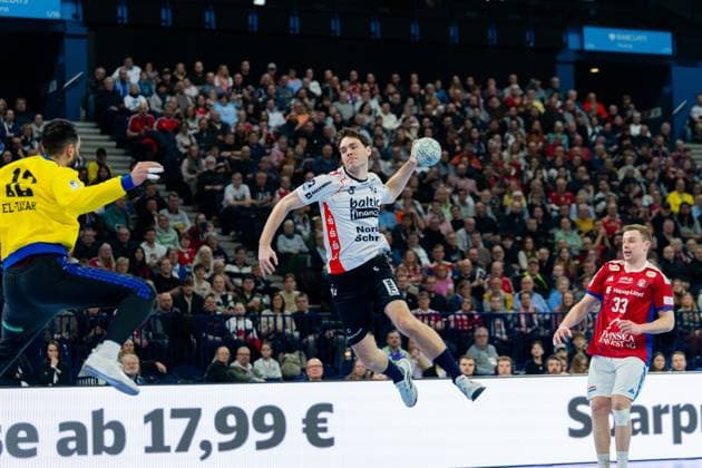 Scene with Benjamin Buric 1 SG Flensburg Handewitt , Johannes Golla 4 SG Flensburg Handewitt , Niclas Kirkelokke 5 SG Flensburg Handewitt and Moritz Sauter 33 HSV Hamburg Niclas Kirkelokke 5 SG Flensburg Handewitt with throw against Moritz Sauter 33 HSV Hamburg Copyright: xPhilippHeistx