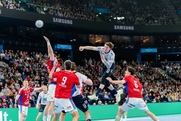 Scene with Niclas Kirkelokke 5 SG Flensburg Handewitt , Johannes Golla 4 SG Flensburg Handewitt , Lasse Moller 64 SG Flensburg Handewitt , Elias Kofler 10 HSV Hamburg , Moritz Sauter 33 HSV Hamburg and 2 HSV Hamburg Scene with Niclas Kirkelokke 5 SG Flensburg Handewitt and Elias Kofler 10 HSV Hamburg Copyright: xPhilippHeistx