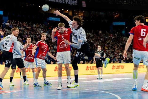 Scene with Lasse Moller 64 SG Flensburg Handewitt , Oliver Norlyk 5 HSV Hamburg , Johannes Golla 4 SG Flensburg Handewitt , Emil Jakobsen 31 SG Flensburg Handewitt , Niklas Weller 13 HSV Hamburg and Nicolaj Jörgensen 11 HSV Hamburg Scene with Lasse Moller 64 SG Flensburg Handewitt and Oliver Norlyk 5 HSV Hamburg Copyright: xPhilippHeistx