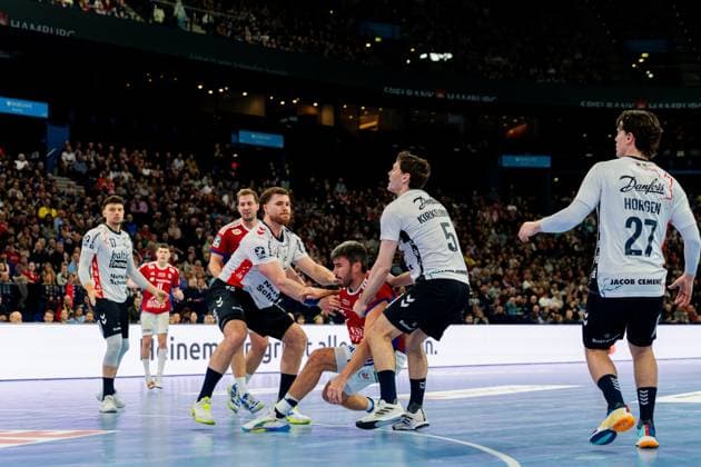 Scene with Aksel Horgen 27 SG Flensburg Handewitt , Niclas Kirkelokke 5 SG Flensburg Handewitt , Johannes Golla 4 SG Flensburg Handewitt , Jacob Lassen 9 HSV Hamburg , Niklas Weller 13 HSV Hamburg , Marko Grgi 71 SG Flensburg Handewitt , Nicolaj Jörgensen 11 HSV Hamburg , Blazenko Lackovic 0 HSV Hamburg and Benjamin Buric 1 SG Flensburg Handewitt Aksel Horgen 27 SG Flensburg Handewitt and Niclas Kirkelokke 5 SG Flensburg Handewitt in a duel with Jacob Lassen 9 HSV Hamburg and Niklas Weller 13 HSV Hamburg Copyright: xPhilippHeistx