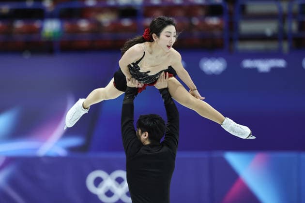 MILAN, ITALY - FEBRUARY 15: Sui Wenjing and Han Cong of Team China compete in Pair Skating - Short Program on day nine of the Milano Cortina 2026 Winter Olympics at Milano Ice Skating Arena on February 15, 2026 in Milan, Italy.  Copyright: xChinaxNewsxServicex 111621725928