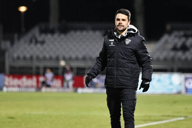 15 02 2026, Soccer, Men, 3 League, 24 Matchday Season 2025 2026 Third League FC Schweinfurt 05 FC Ingolstadt Coach Victor Kleinhenz FC Schweinfurt 05 on the sideline, single photo Schweinfurt Riedel Bau Arena in Sachs Stadio Bayern Unterfranken Germany