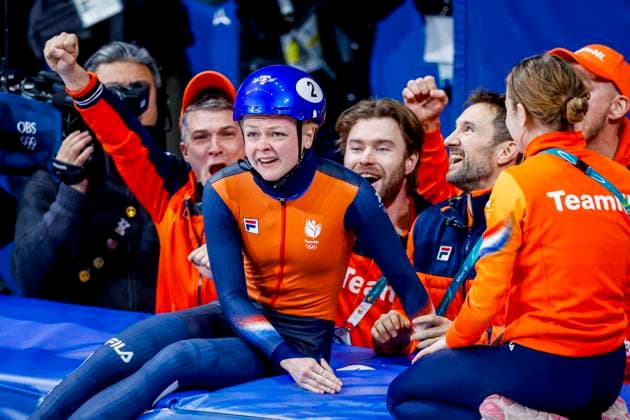 winner Xandra Velzeboer of the Netherlands celebrates with her team after Women s 1000m Finals, Milano Cortina 2026 Winter Olympics: Day 10, Short Track Speed skating, Eisschnelllauf - Milano Cortina 2026 Winter Olympics: Day 10, Milano Speed Skating Stadium, February 16, 2026, Milan, Italy.
