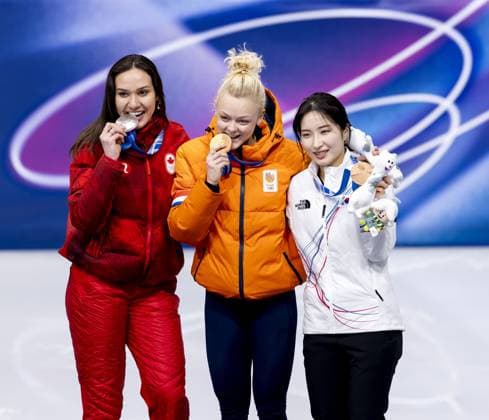 MILAN Courtney Sarault of Canada, Xandra Velzeboer, and Gilli Kim of South Korea during the medal ceremony for the 1000-meter short track Speed skating, Eisschnelllauf at the Milan Ice Skating Area at the Milan Winter Olympics. ROBIN VAN LONKHUIJSEN ANP xVIxANPxSportx xxANPxIVx 550882392 originalFilename: 550882392.jpg