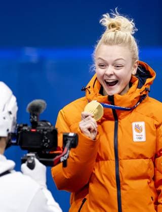 MILAN - Xandra Velzeboer during the medal ceremony for the 1000-meter short track Speed skating, Eisschnelllauf event at the Milan Ice Skating Area at the Milan Winter Olympics. ROBIN VAN LONKHUIJSEN ANP xVIxANPxSportx xxANPxIVx 550882671 originalFilename: 550882671.jpg
